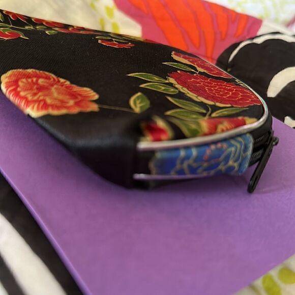 Floral Asian Influenced Silky Floral Cosmetic Bag
Black/ Red/ Blue - Picture 7 of 9